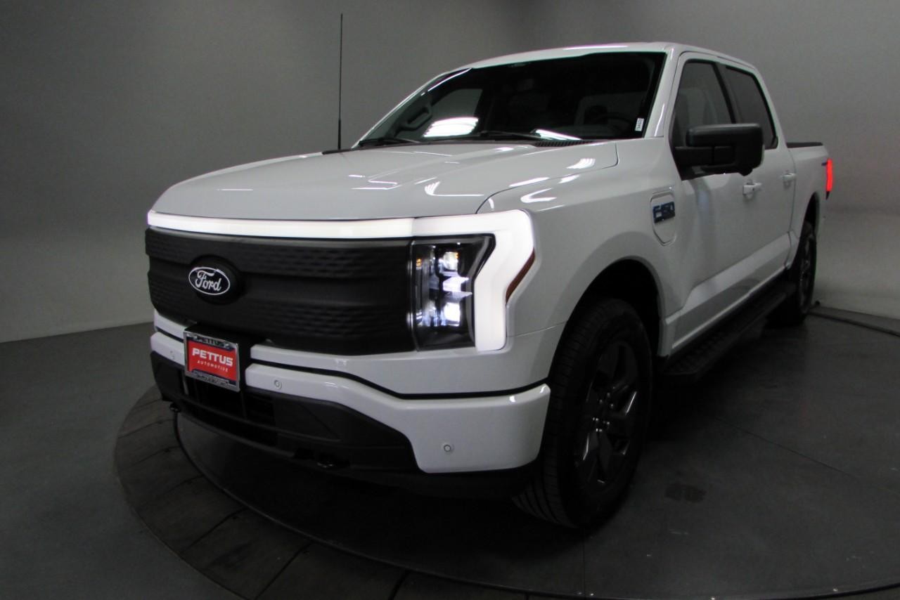 2025 Oxford White Ford F-150 Lightning Flash AWD Truck