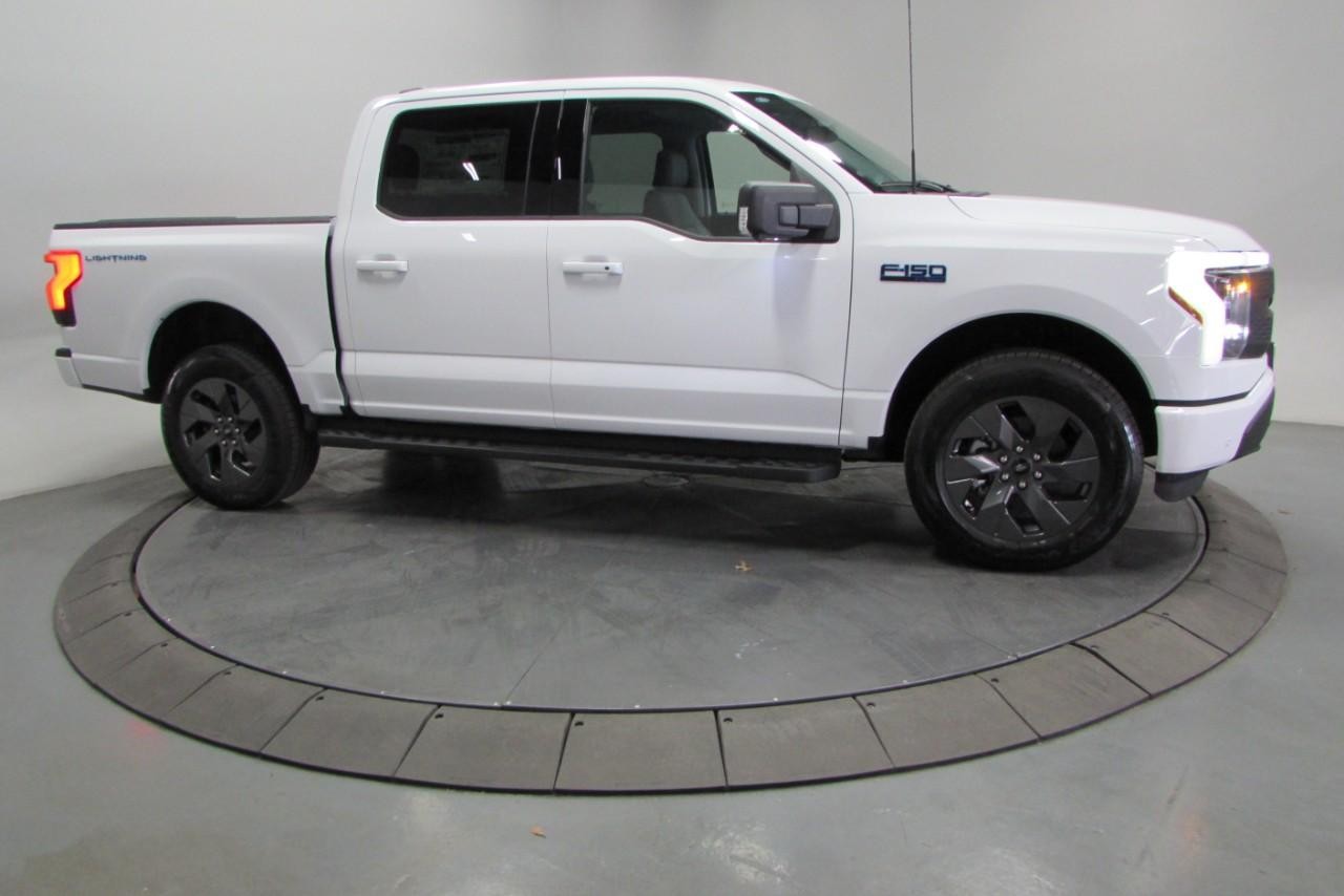 2025 Oxford White Ford F-150 Lightning Flash AWD Truck