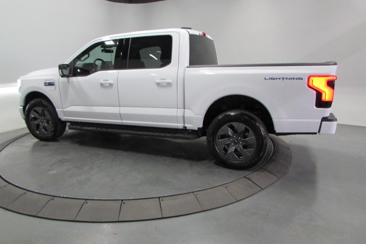 2025 Oxford White Ford F-150 Lightning Flash AWD Truck