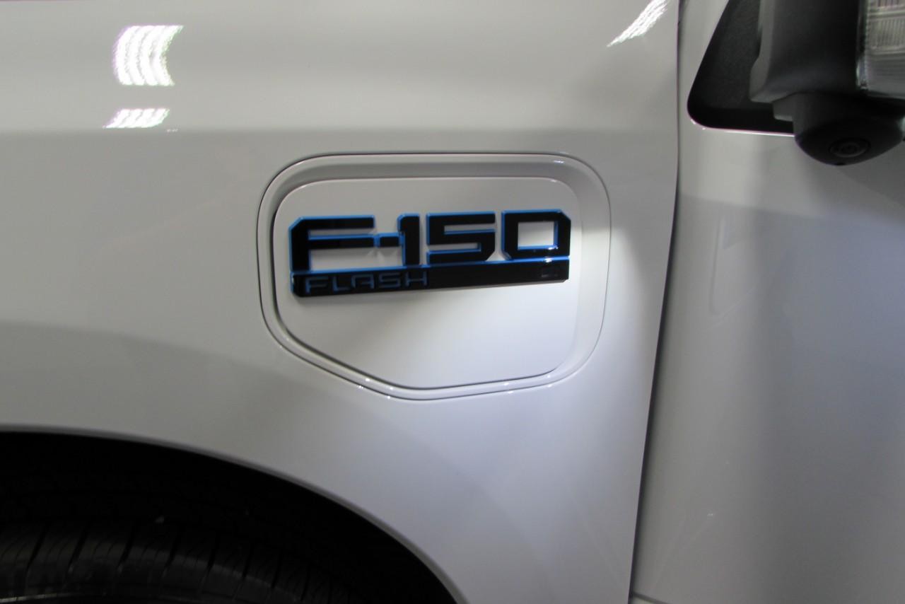 2025 Oxford White Ford F-150 Lightning Flash AWD Truck