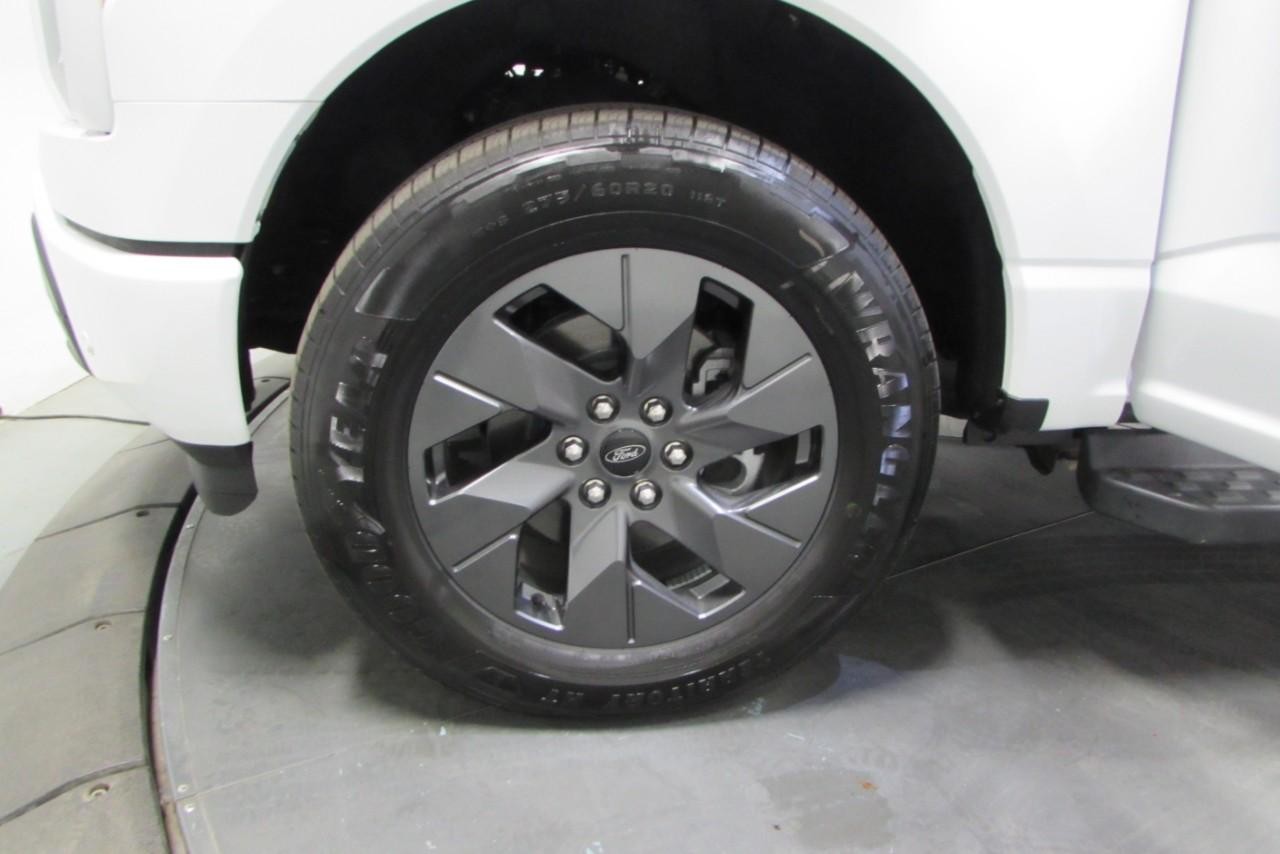 2025 Oxford White Ford F-150 Lightning Flash AWD Truck