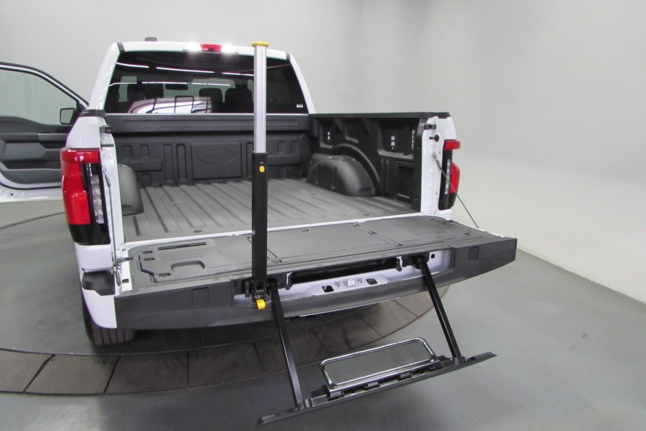 2025 Oxford White Ford F-150 Lightning Flash AWD Truck