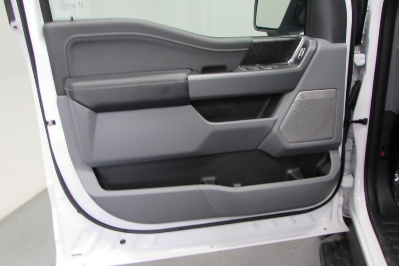 2025 Oxford White Ford F-150 Lightning Flash AWD Truck