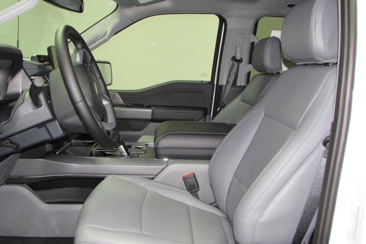 2025 Oxford White Ford F-150 Lightning Flash AWD Truck