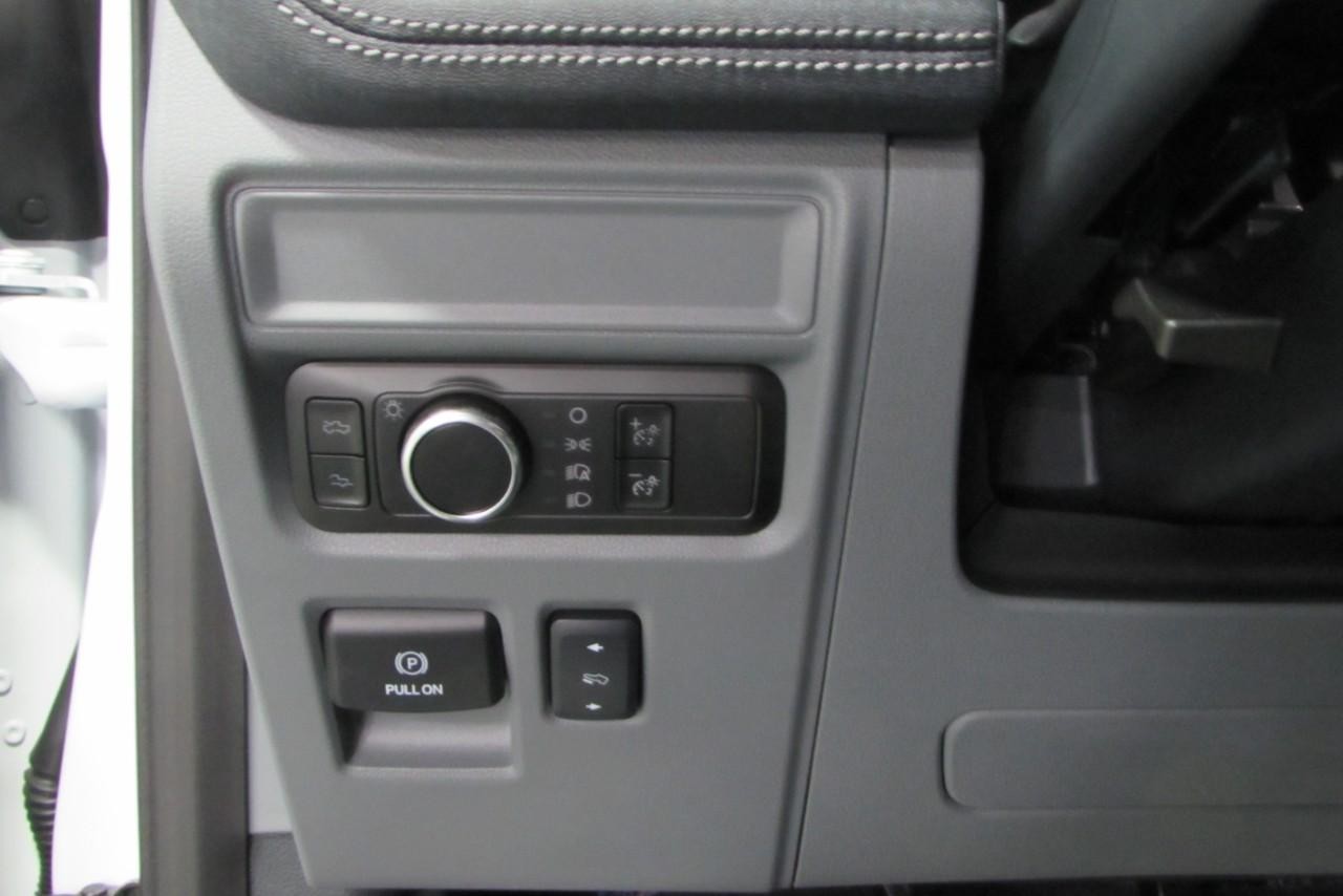 2025 Oxford White Ford F-150 Lightning Flash AWD Truck