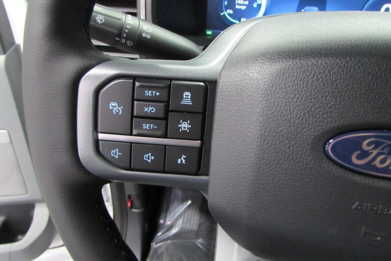 2025 Oxford White Ford F-150 Lightning Flash AWD Truck