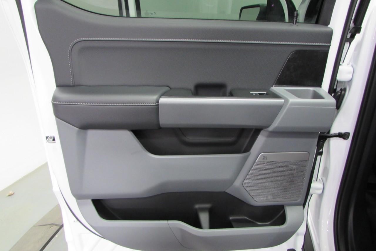 2025 Oxford White Ford F-150 Lightning Flash AWD Truck