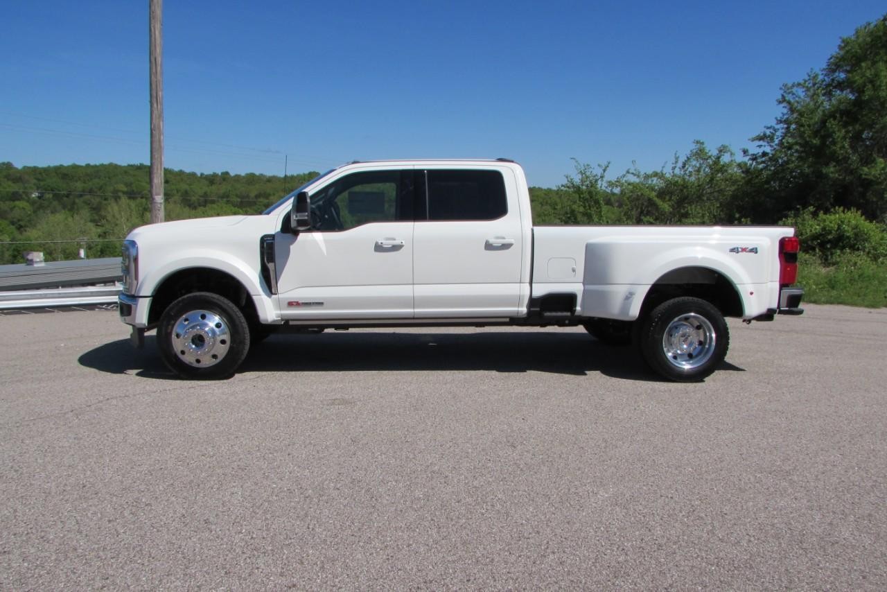 2025 Star White Metallic Tri-Coat Ford Super Duty F-450 DRW Lariat DRW 4X4 Truck