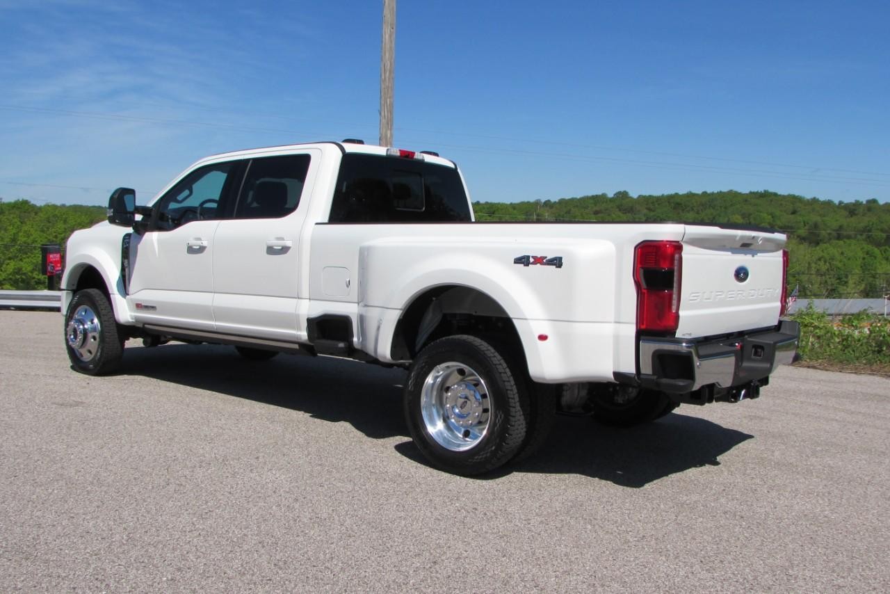 2025 Star White Metallic Tri-Coat Ford Super Duty F-450 DRW Lariat DRW 4X4 Truck