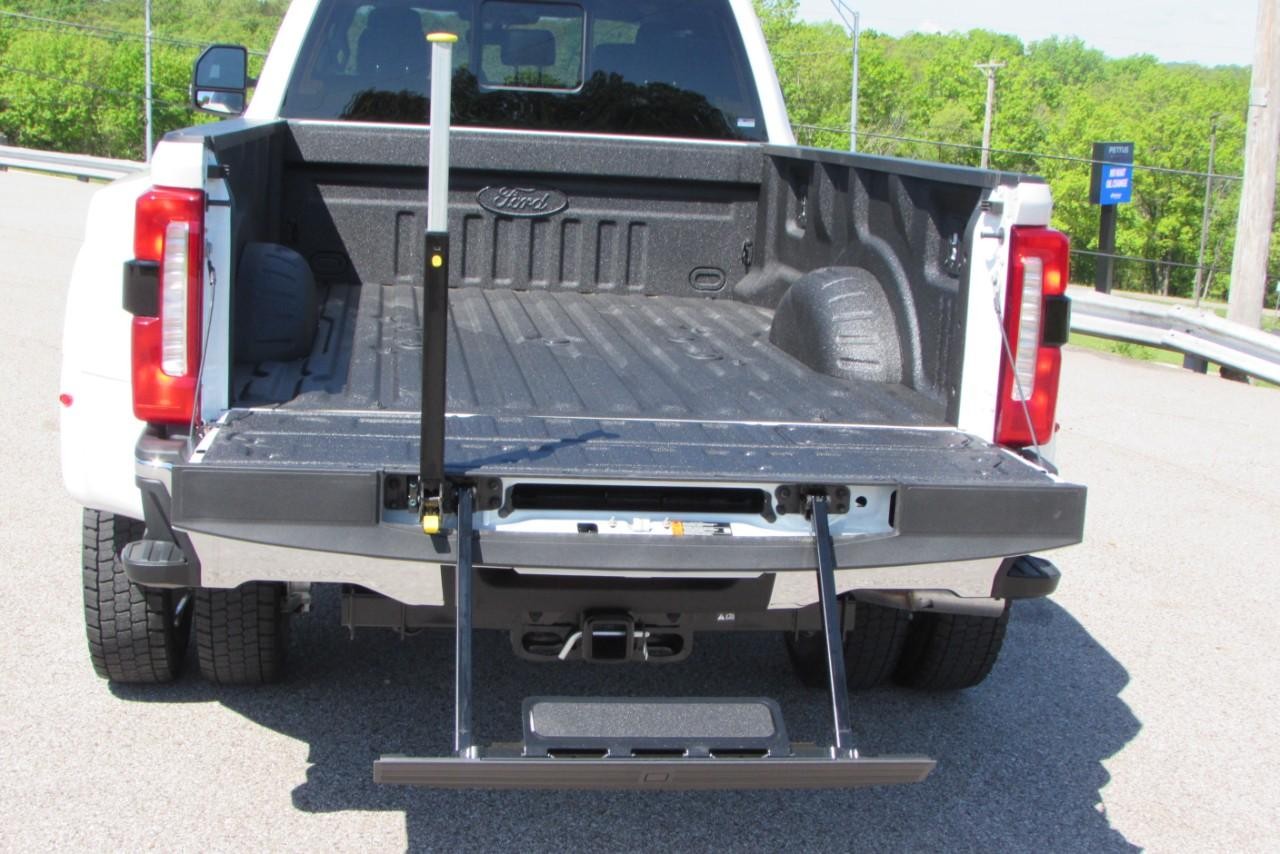 2025 Star White Metallic Tri-Coat Ford Super Duty F-450 DRW Lariat DRW 4X4 Truck