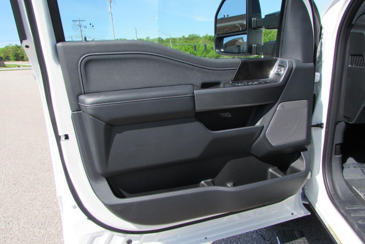 2025 Star White Metallic Tri-Coat Ford Super Duty F-450 DRW Lariat DRW 4X4 Truck