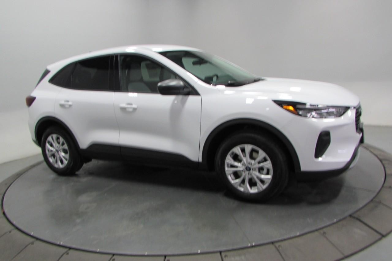 2025 Oxford White Ford Escape Active FWD SUV