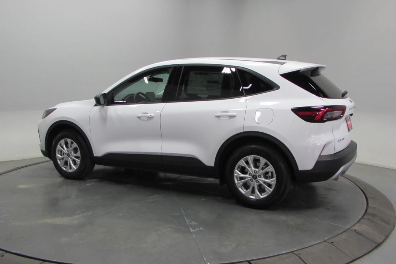 2025 Oxford White Ford Escape Active FWD SUV