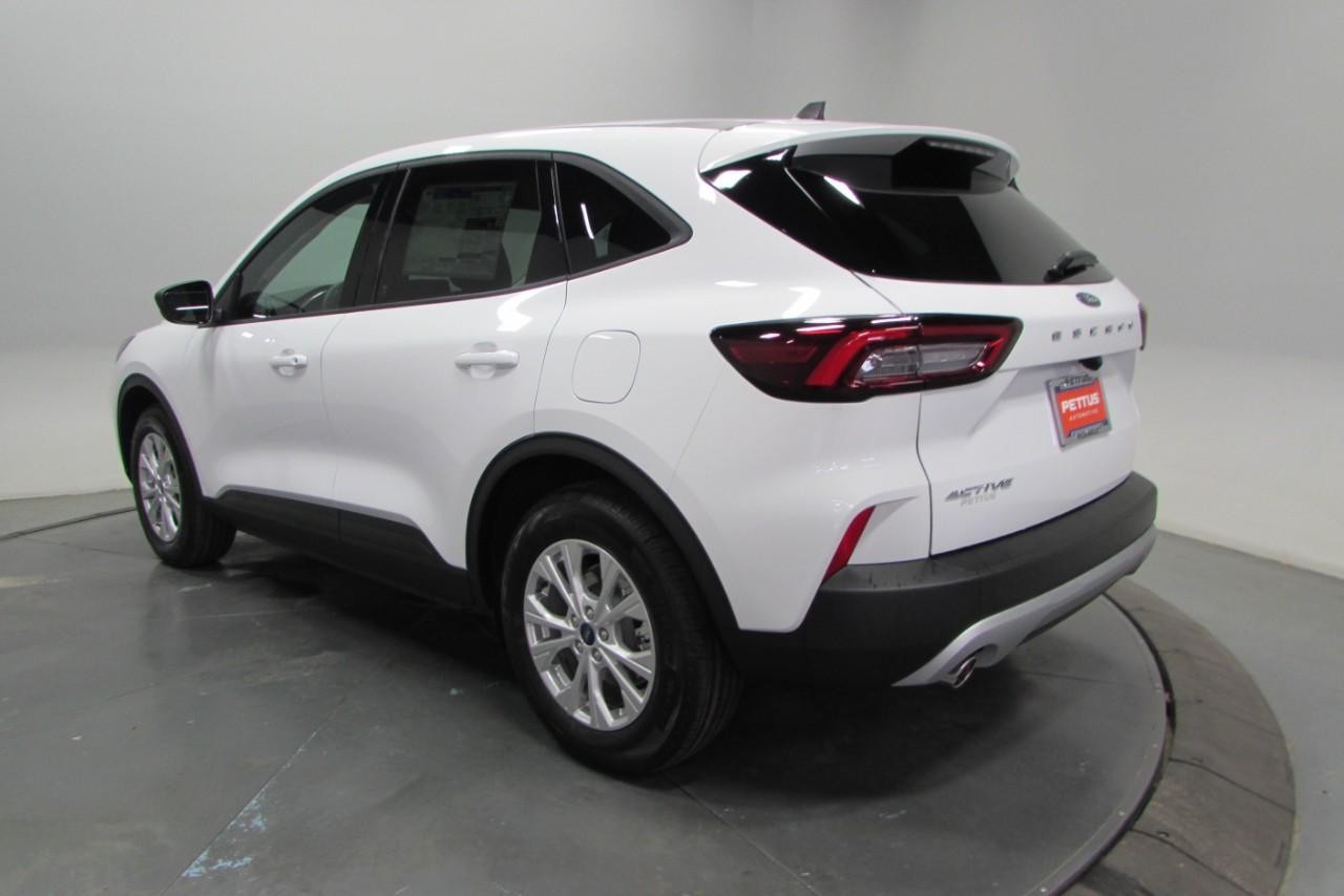 2025 Oxford White Ford Escape Active FWD SUV