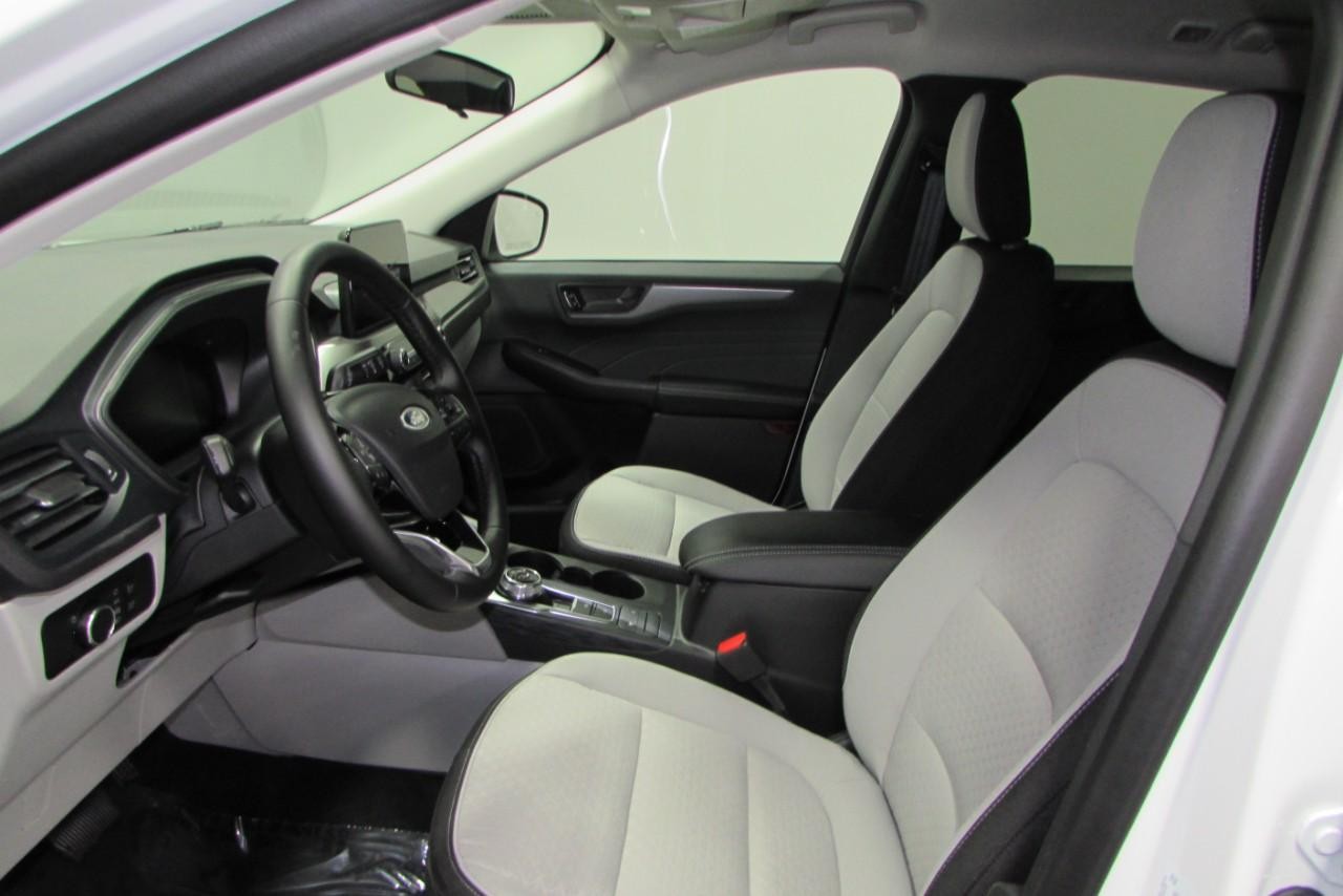 2025 Oxford White Ford Escape Active FWD SUV