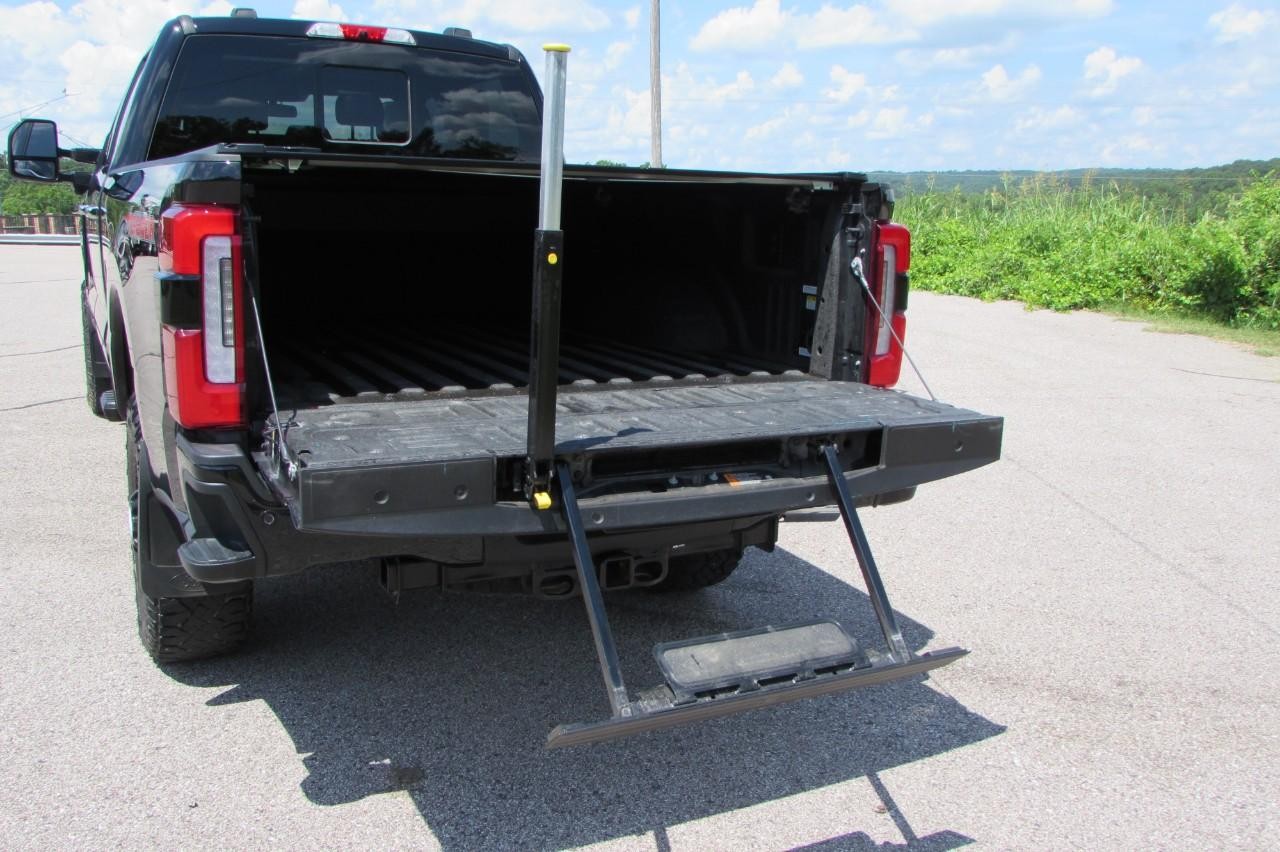 2024 Agate Black Metallic Ford Super Duty F-350 SRW Platinum 4X4 Truck