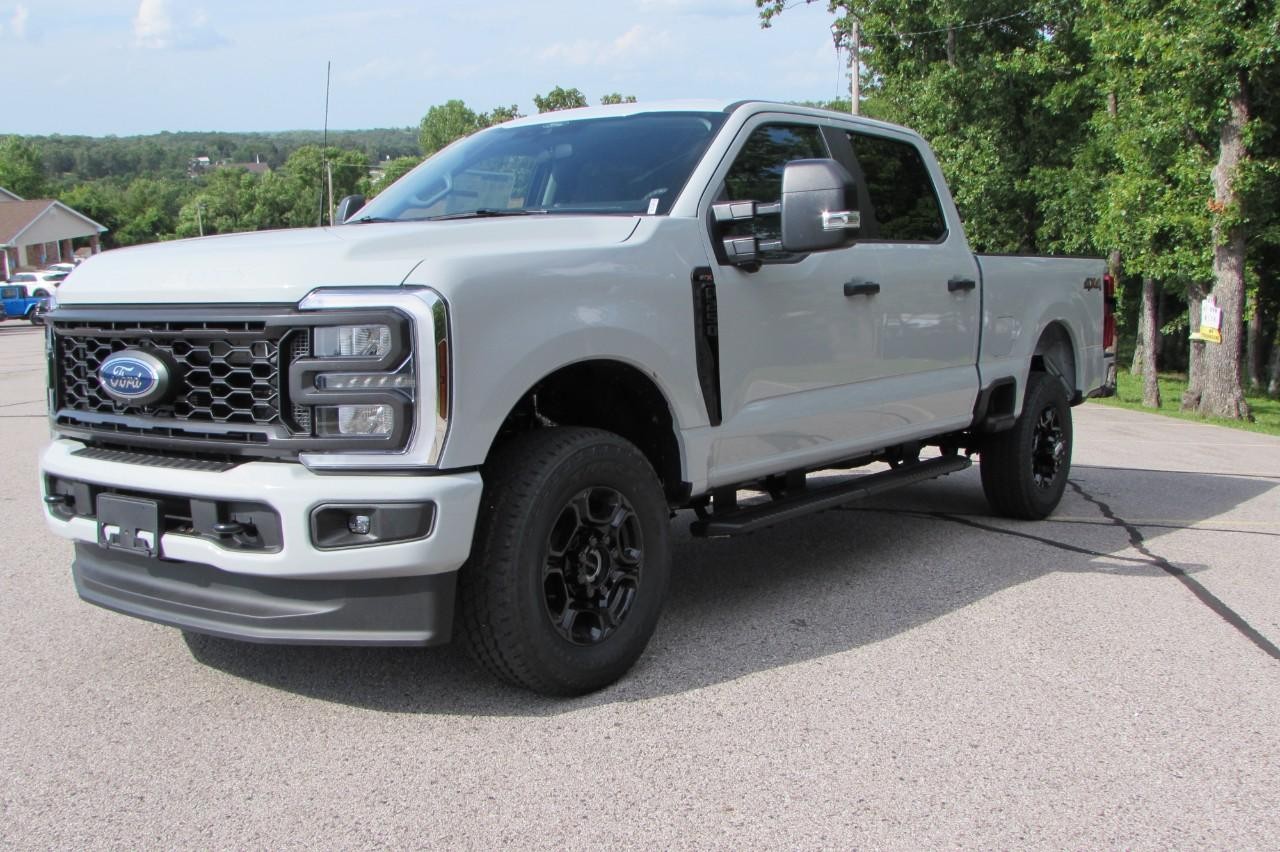 2025 Oxford White Ford Super Duty F-250 SRW XL 4X4 Truck
