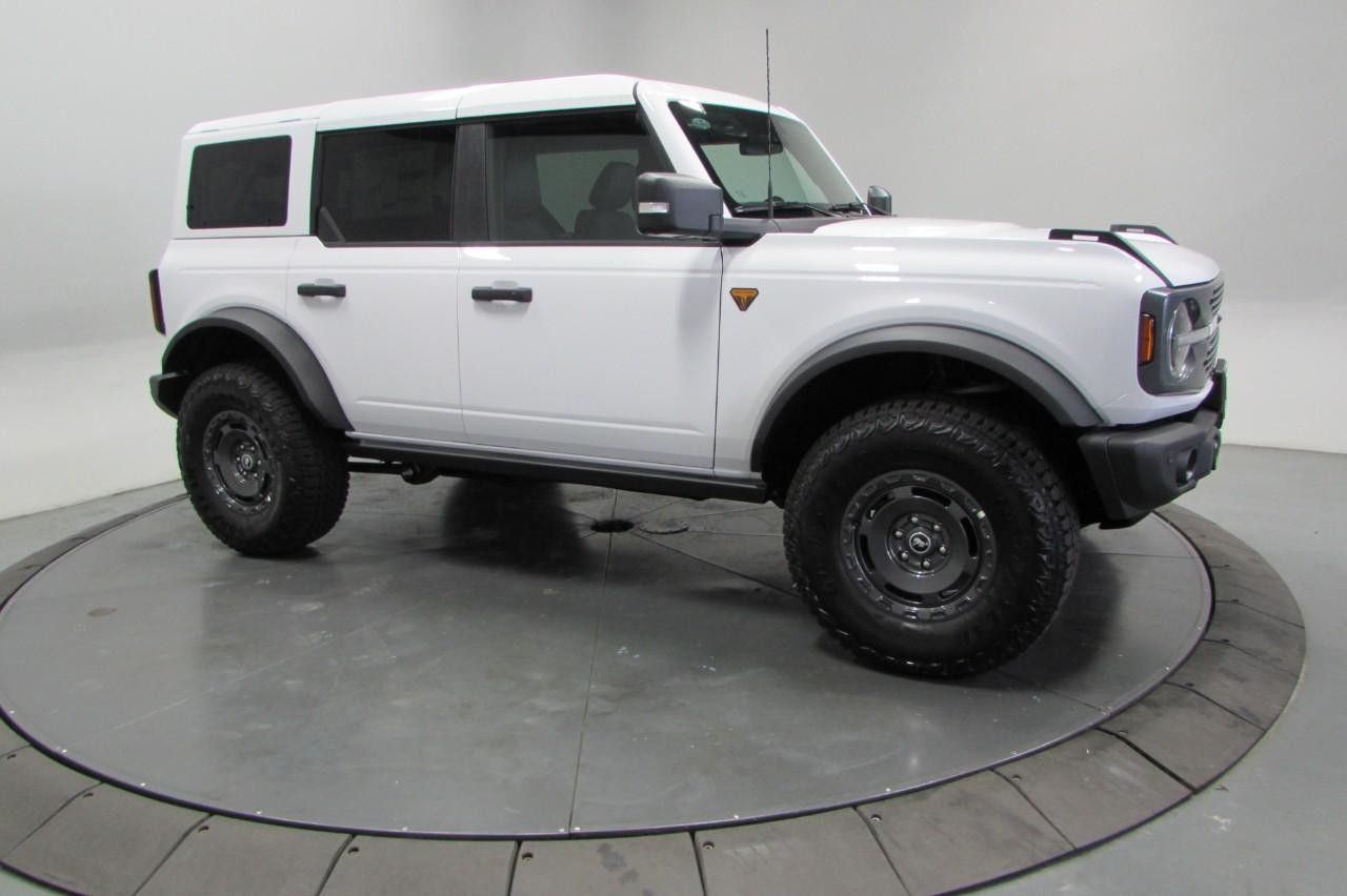 2025 Oxford White Ford Bronco Badlands 4X4 SUV