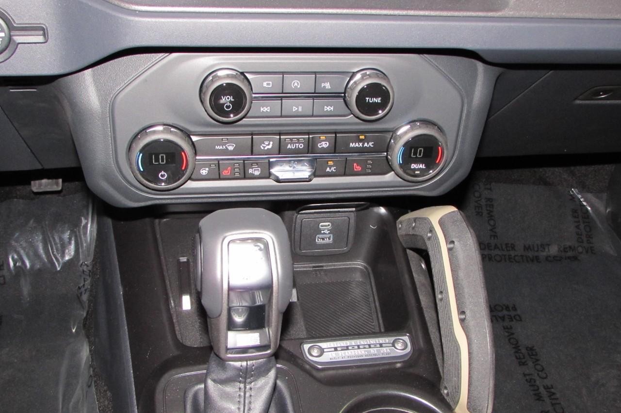 2025 Oxford White Ford Bronco Badlands 4X4 SUV