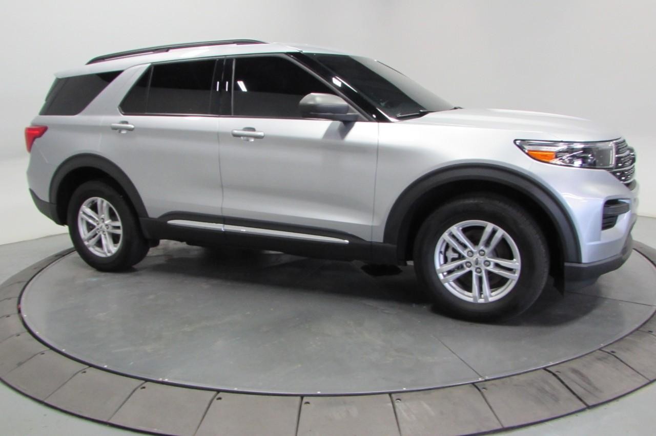 2022 Iconic Silver Metallic Ford Explorer XLT 4X4 SUV
