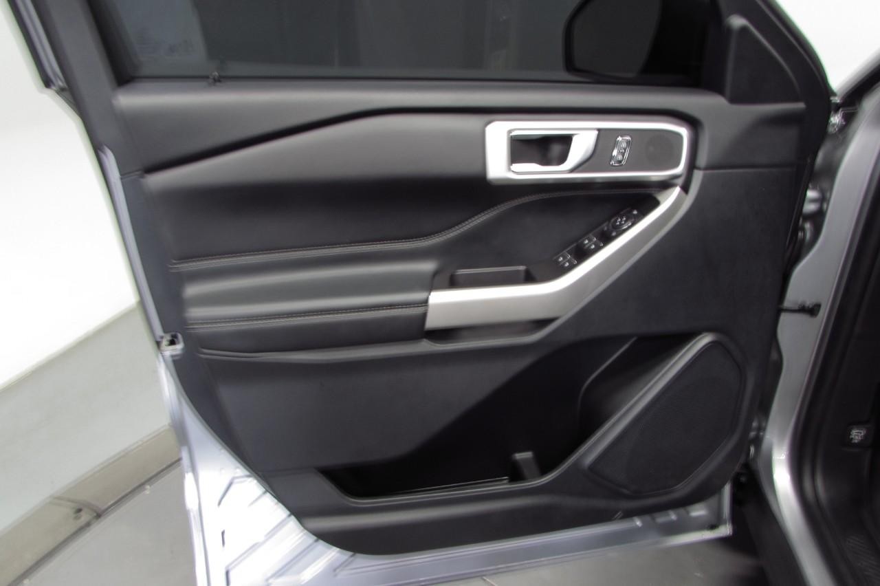 2022 Iconic Silver Metallic Ford Explorer XLT 4X4 SUV