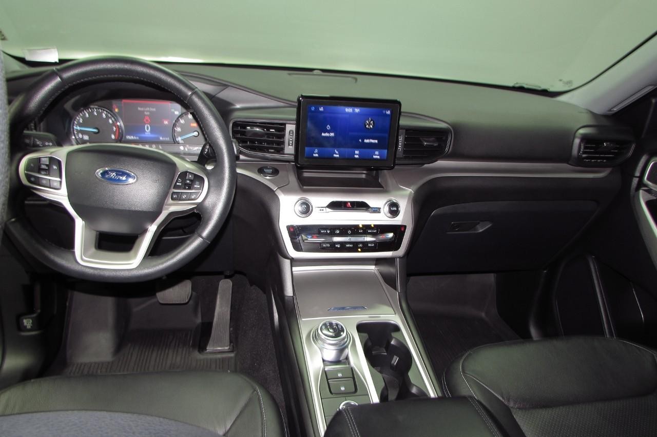 2022 Iconic Silver Metallic Ford Explorer XLT 4X4 SUV