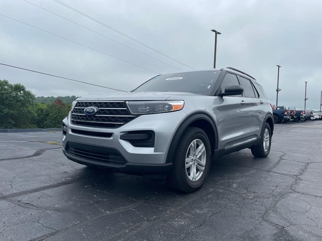 2022 Iconic Silver Metallic Ford Explorer XLT 4X4 SUV