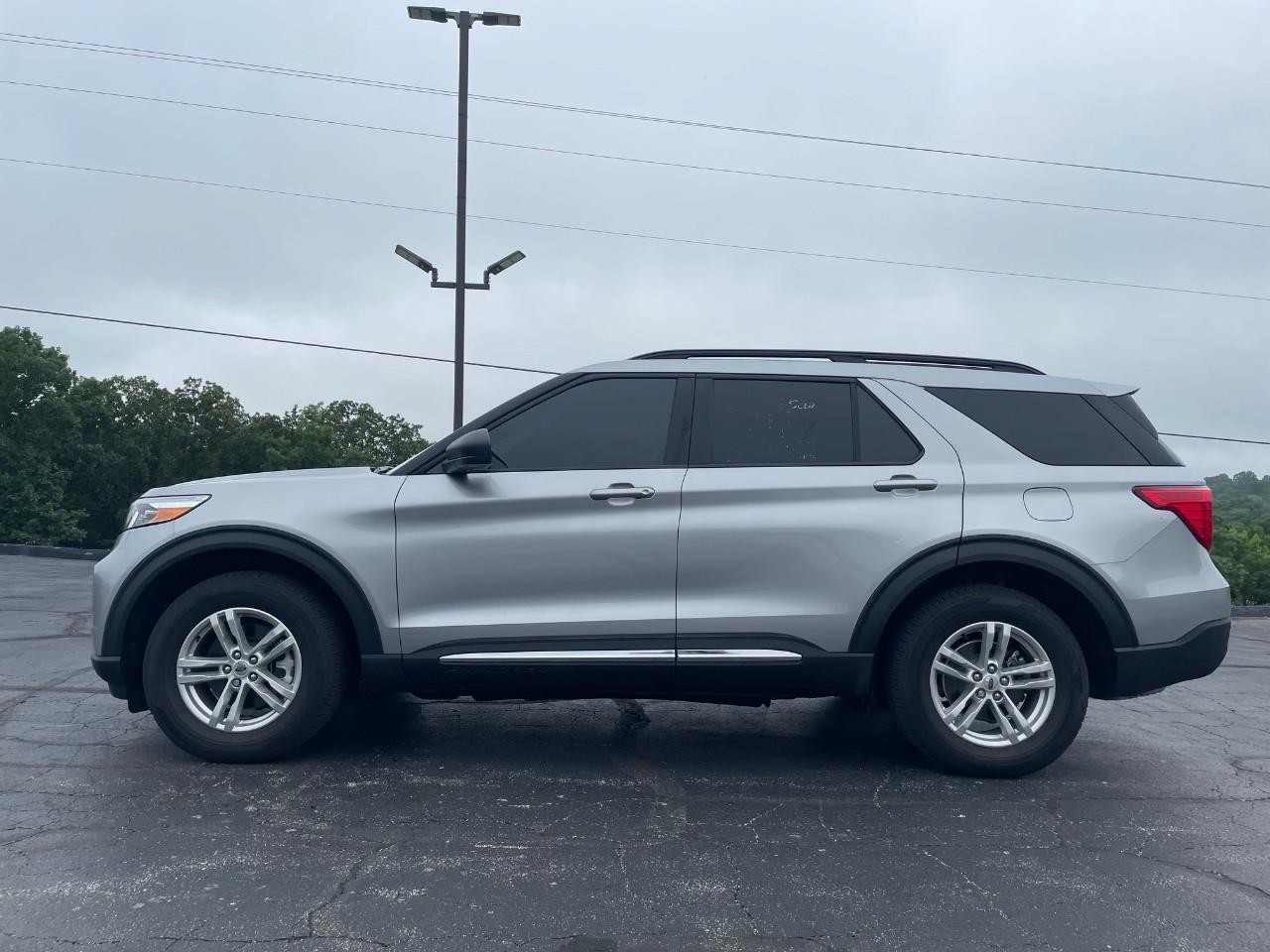 2022 Iconic Silver Metallic Ford Explorer XLT 4X4 SUV