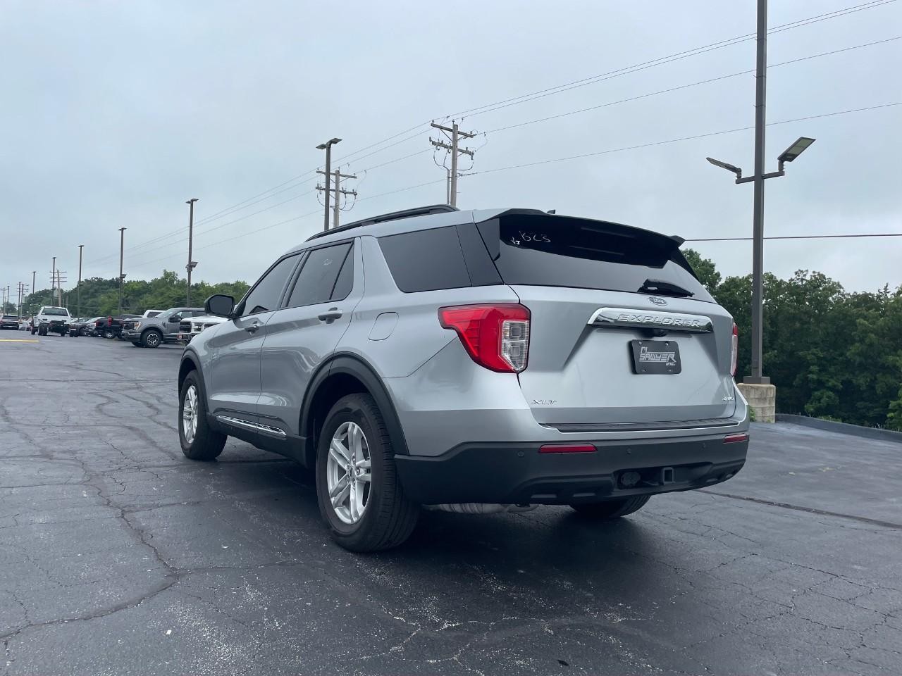 2022 Iconic Silver Metallic Ford Explorer XLT 4X4 SUV