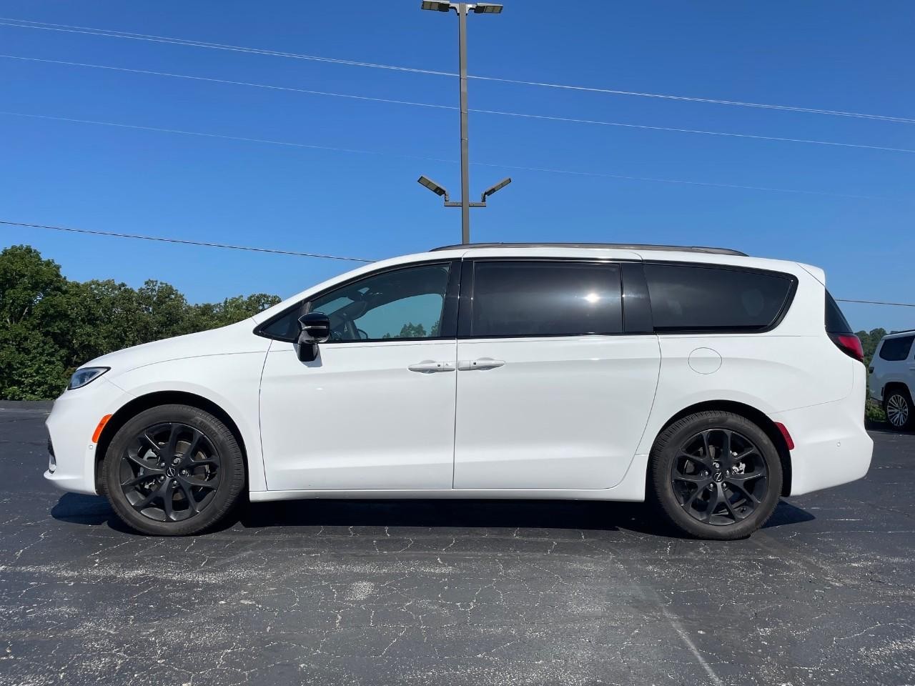 2024 White Chrysler Pacifica Limited FWD Van