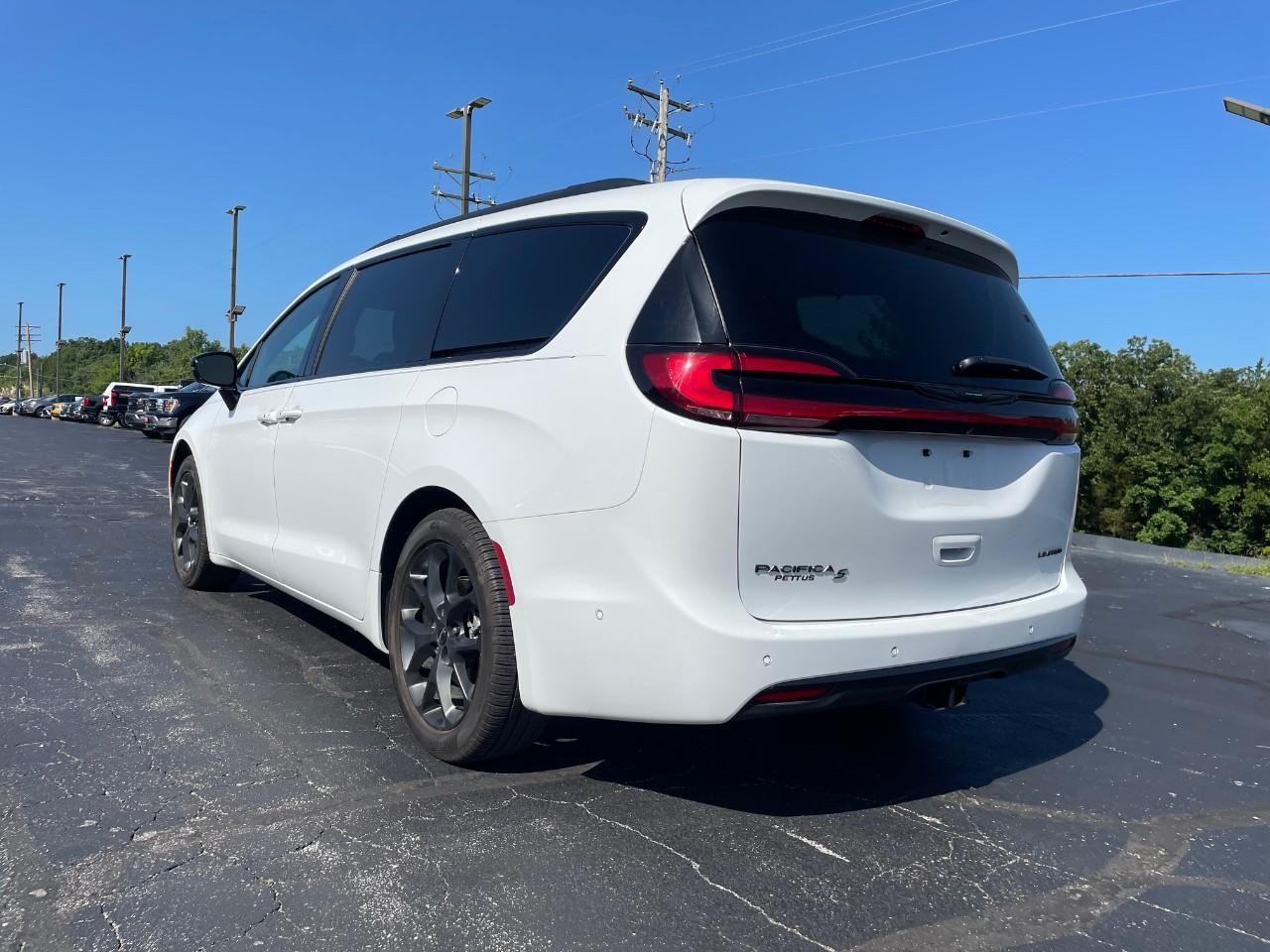 2024 White Chrysler Pacifica Limited FWD Van