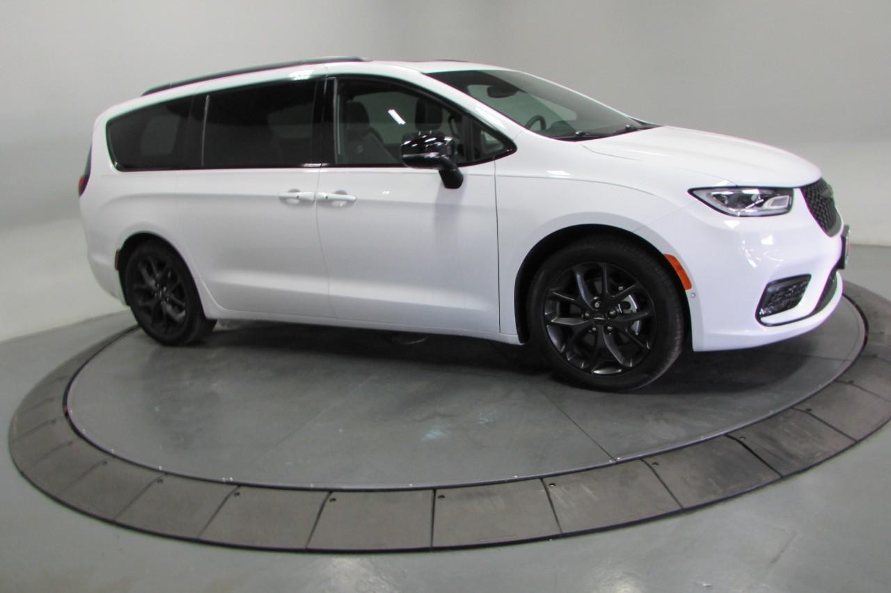 Chrysler Pacifica Vehicle Full-screen Gallery Image 04