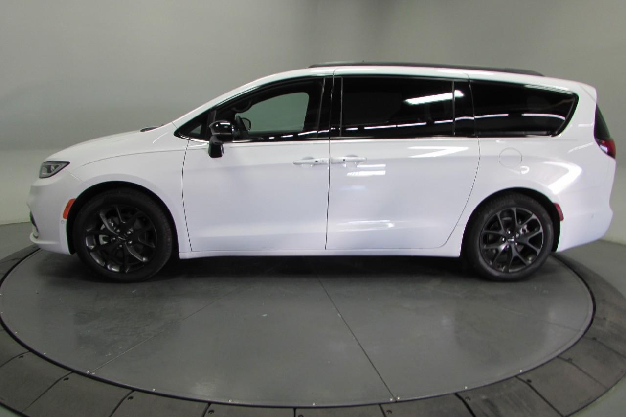 Chrysler Pacifica Vehicle Full-screen Gallery Image 05