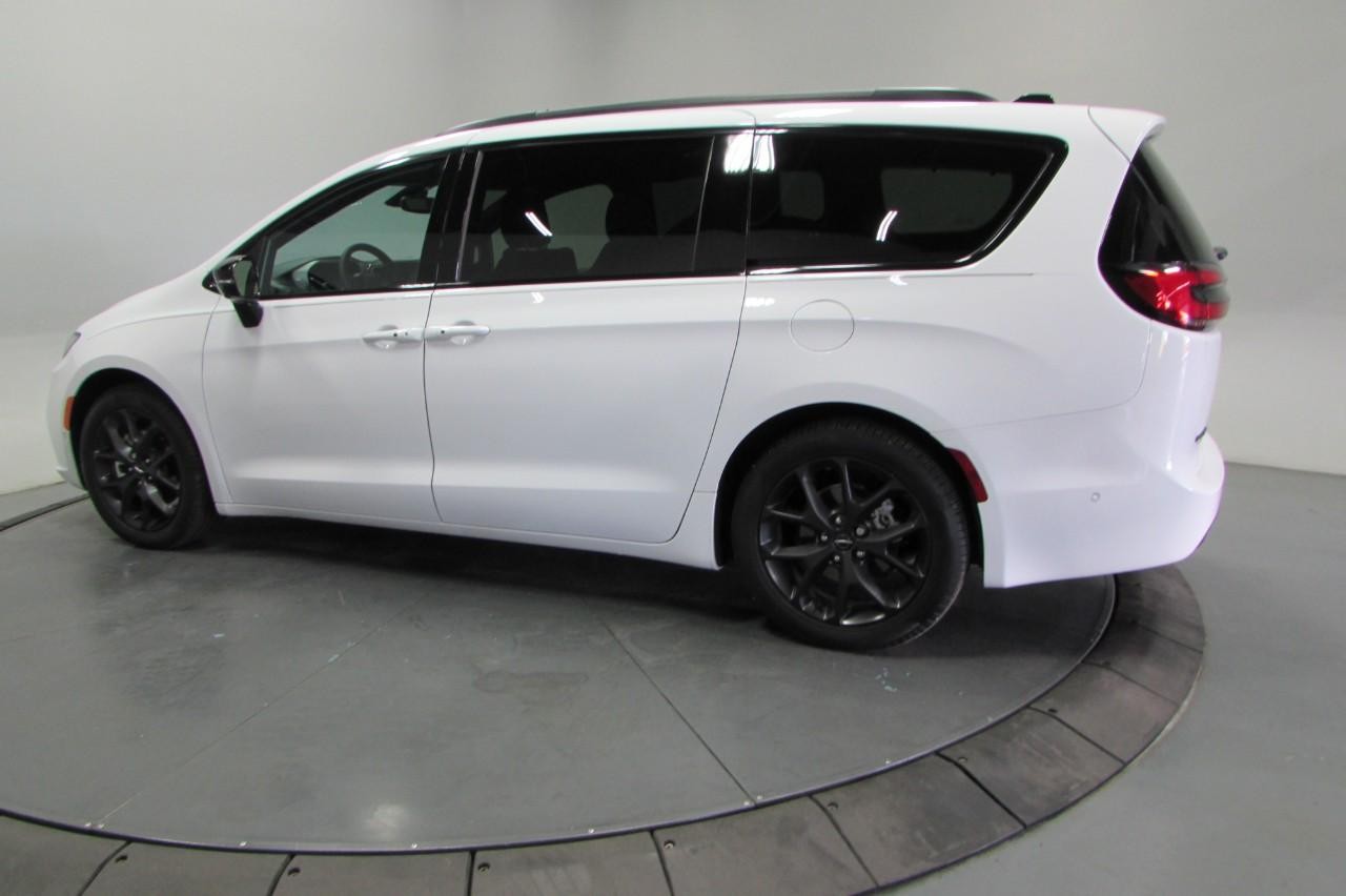 Chrysler Pacifica Vehicle Full-screen Gallery Image 06