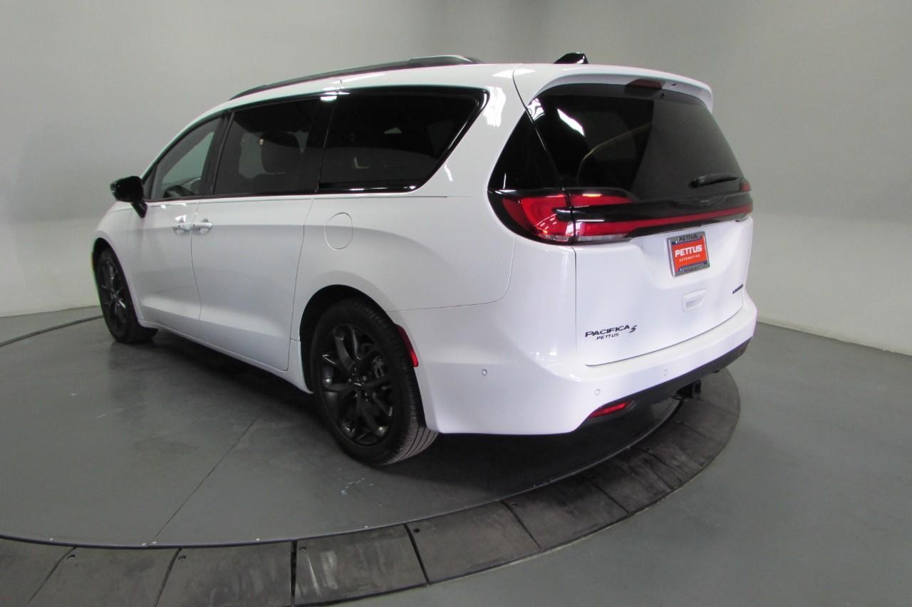 Chrysler Pacifica Vehicle Full-screen Gallery Image 07