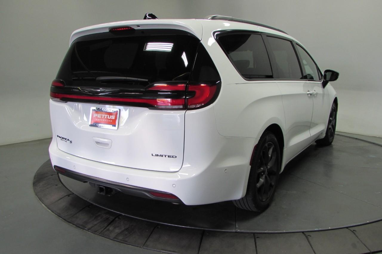 Chrysler Pacifica Vehicle Full-screen Gallery Image 09