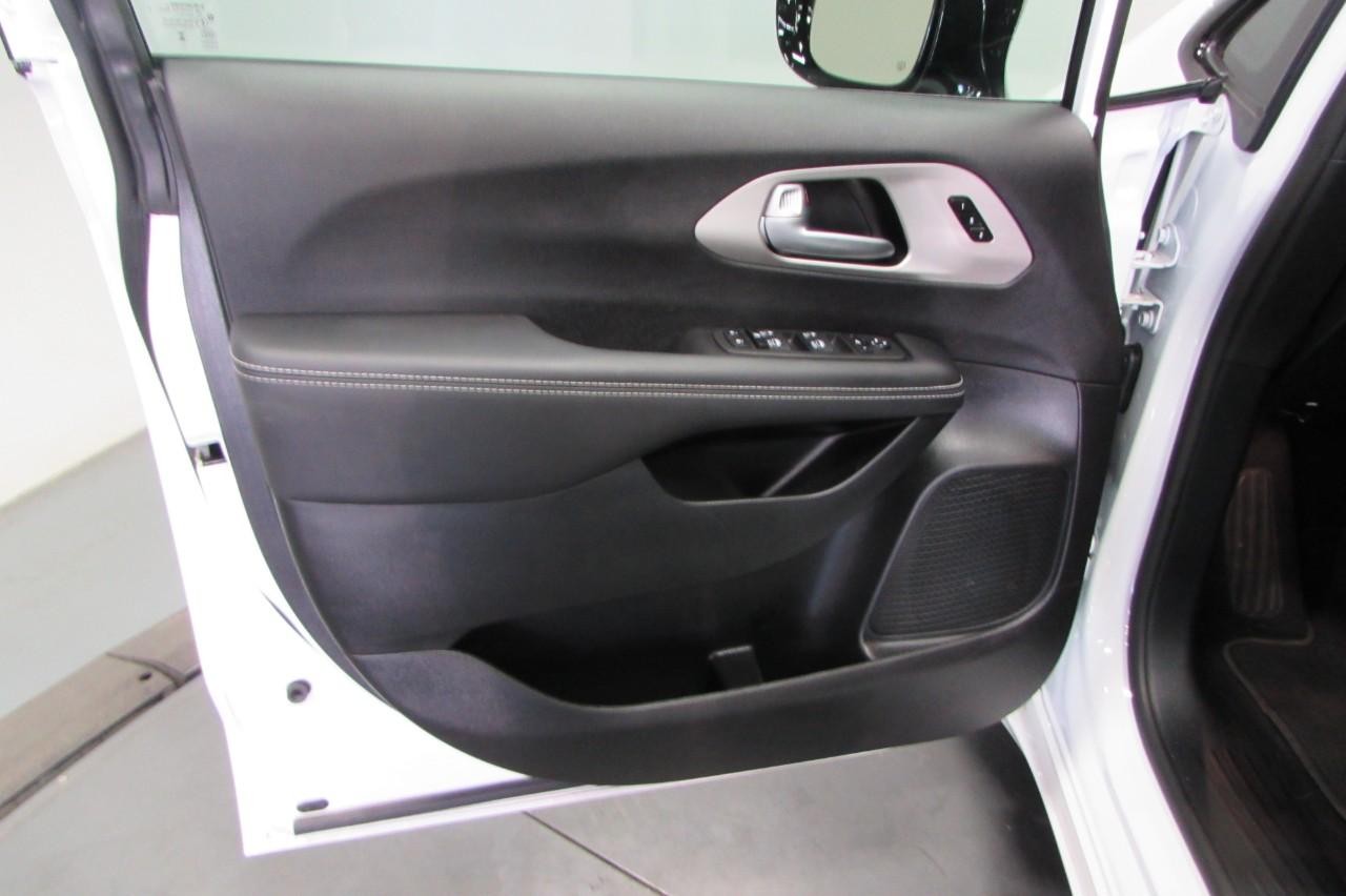 Chrysler Pacifica Vehicle Full-screen Gallery Image 11