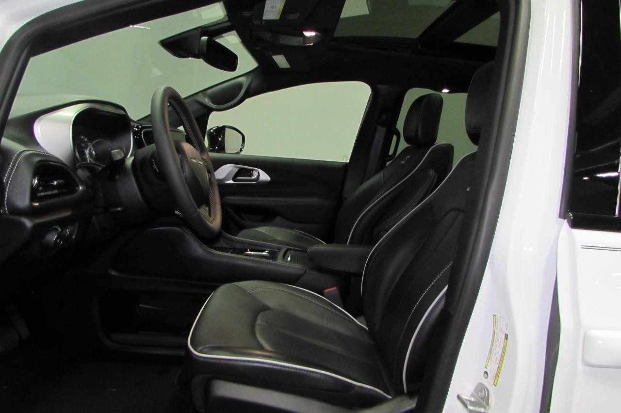 Chrysler Pacifica Vehicle Full-screen Gallery Image 12