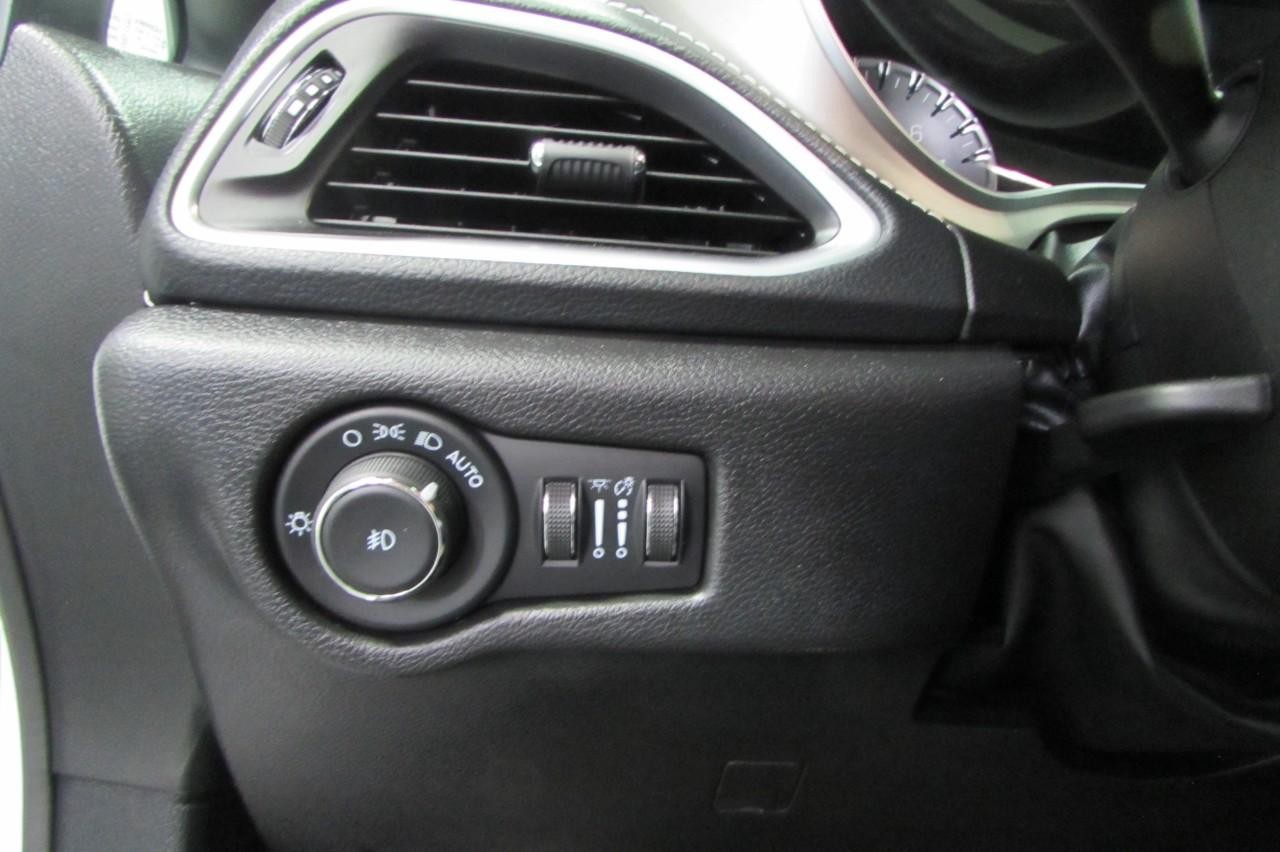 Chrysler Pacifica Vehicle Full-screen Gallery Image 13