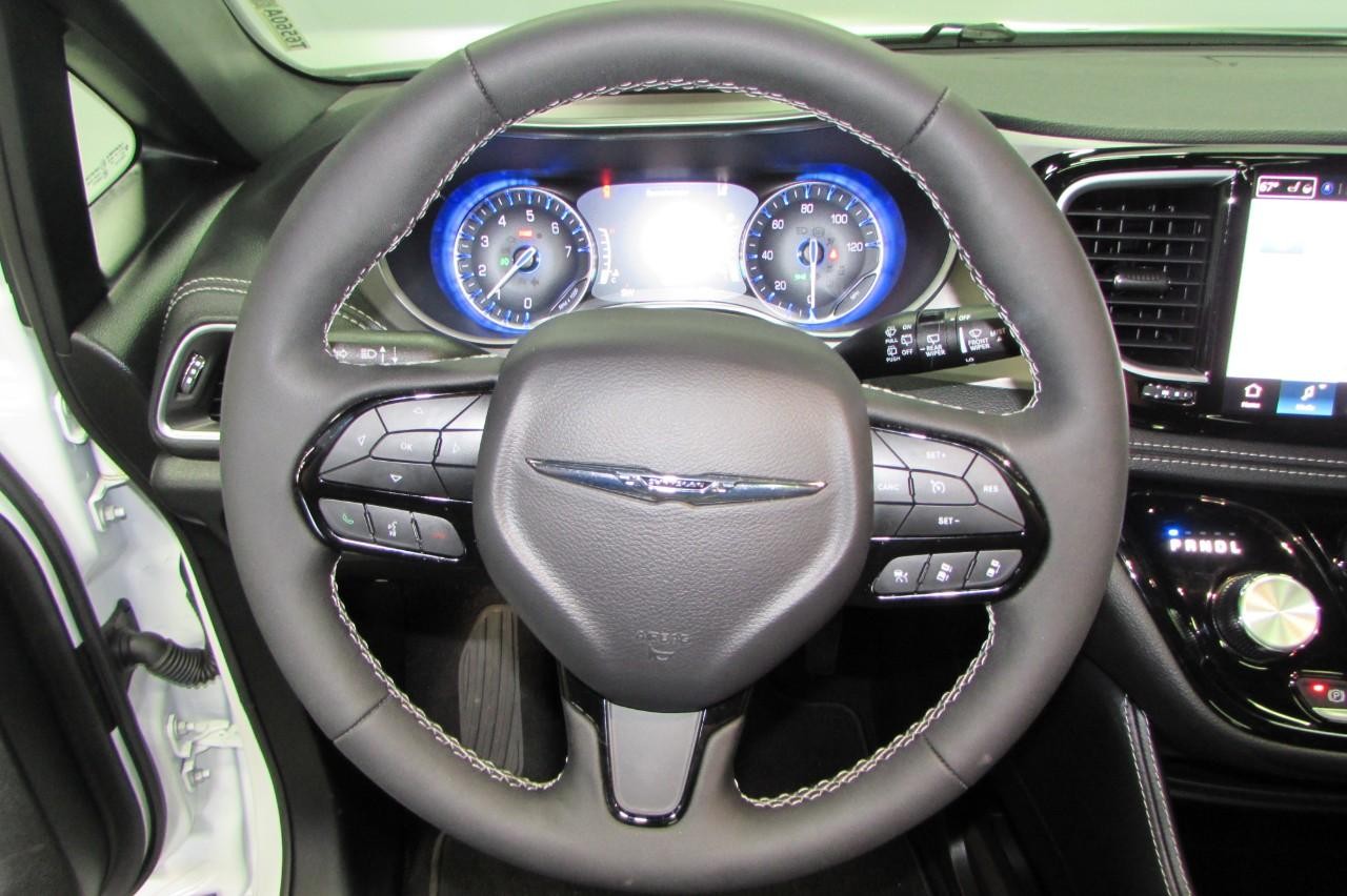 Chrysler Pacifica Vehicle Full-screen Gallery Image 14