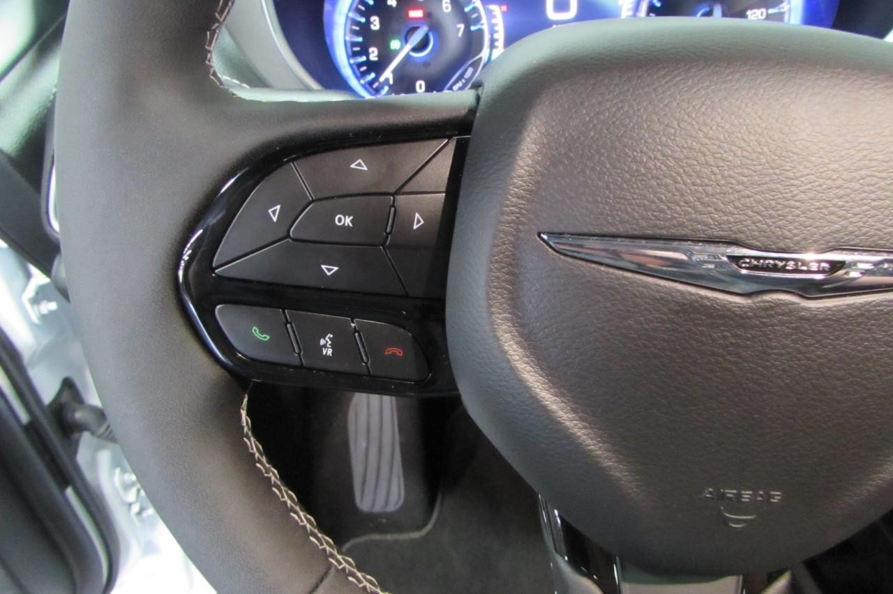 Chrysler Pacifica Vehicle Full-screen Gallery Image 15