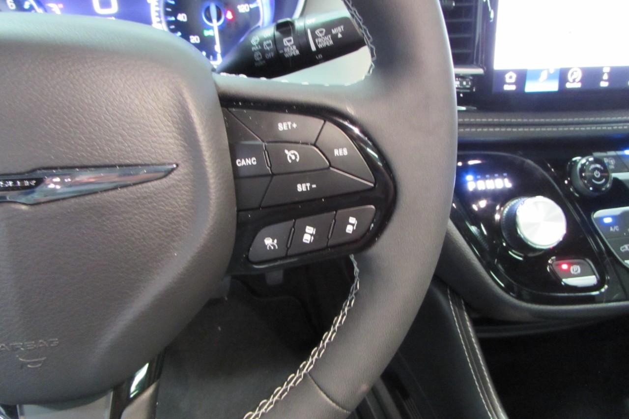 Chrysler Pacifica Vehicle Full-screen Gallery Image 16