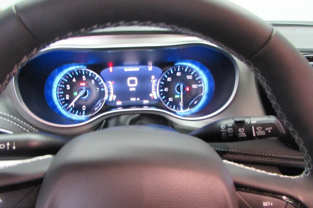 Chrysler Pacifica Vehicle Full-screen Gallery Image 17