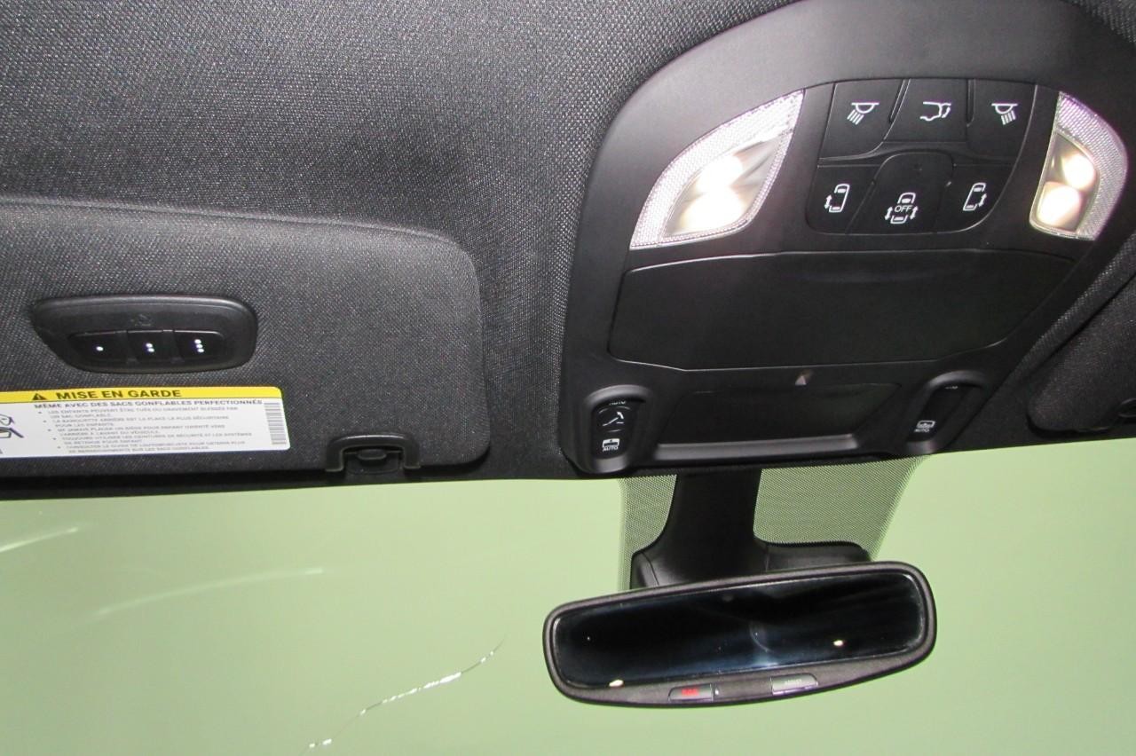 Chrysler Pacifica Vehicle Full-screen Gallery Image 18