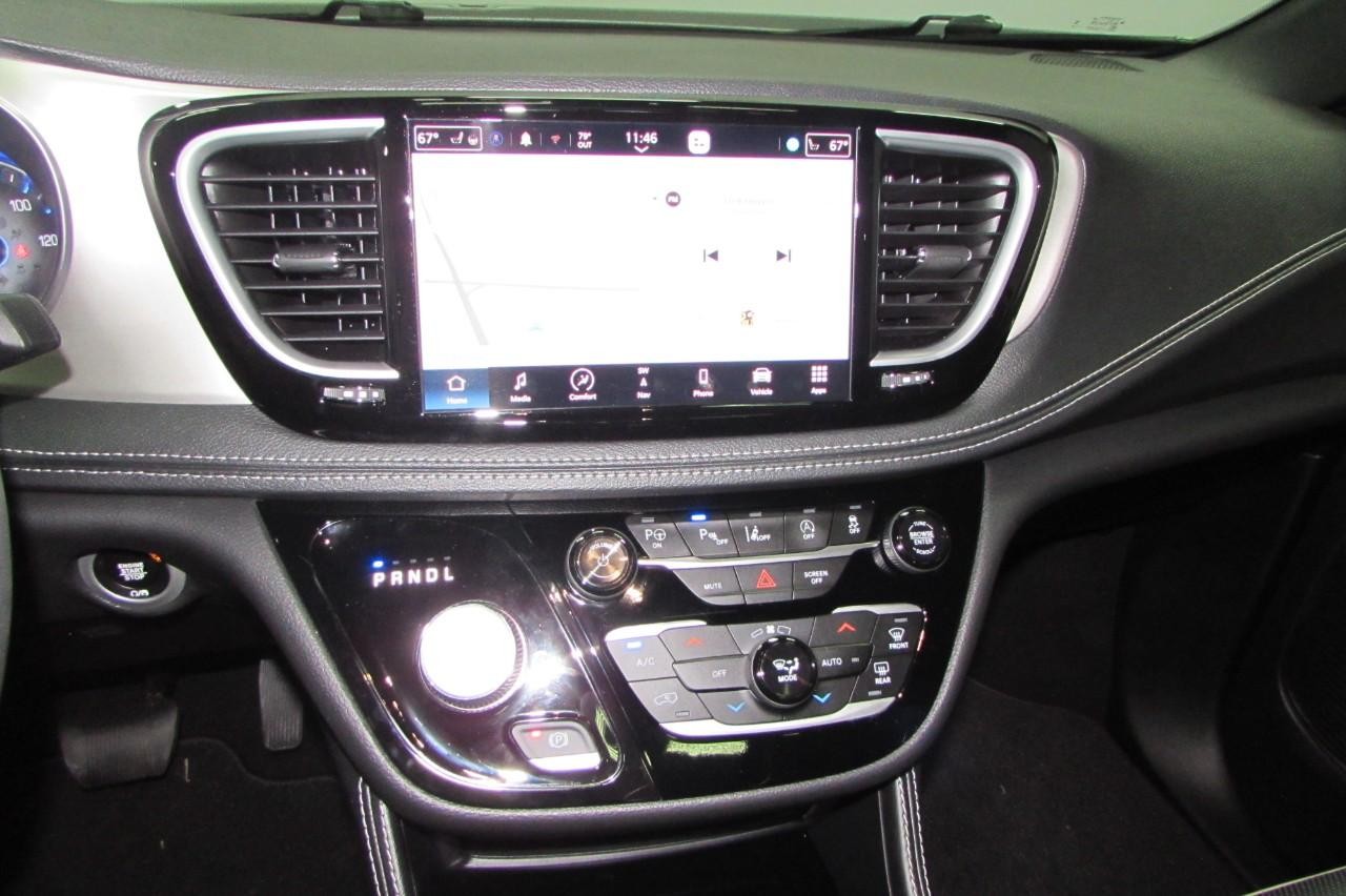 Chrysler Pacifica Vehicle Full-screen Gallery Image 19