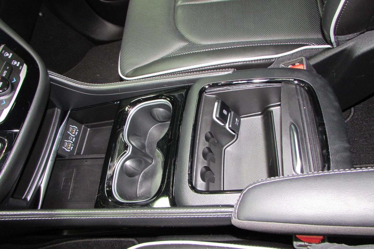 Chrysler Pacifica Vehicle Full-screen Gallery Image 21