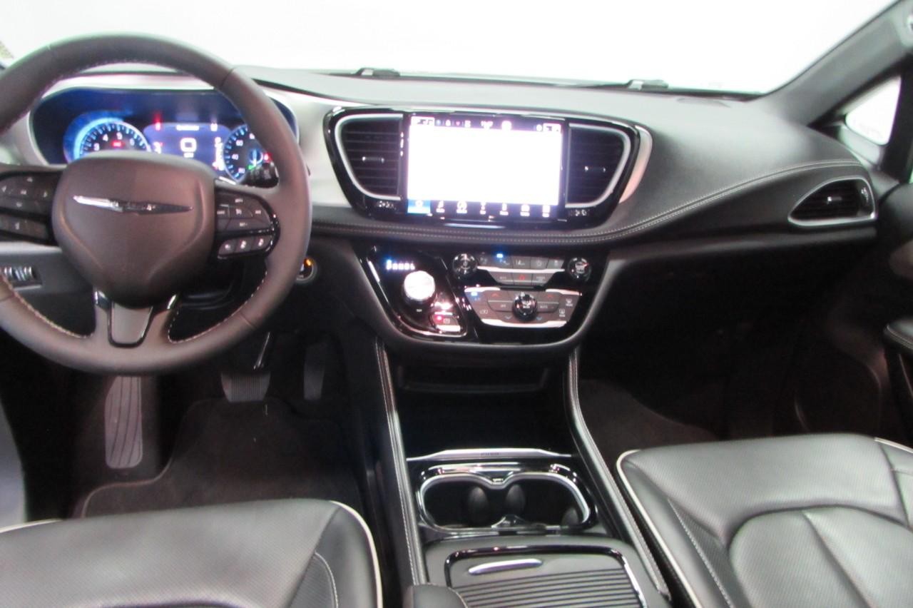 Chrysler Pacifica Vehicle Full-screen Gallery Image 22