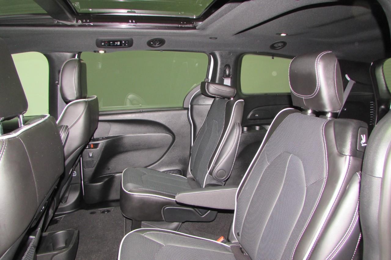 Chrysler Pacifica Vehicle Full-screen Gallery Image 23