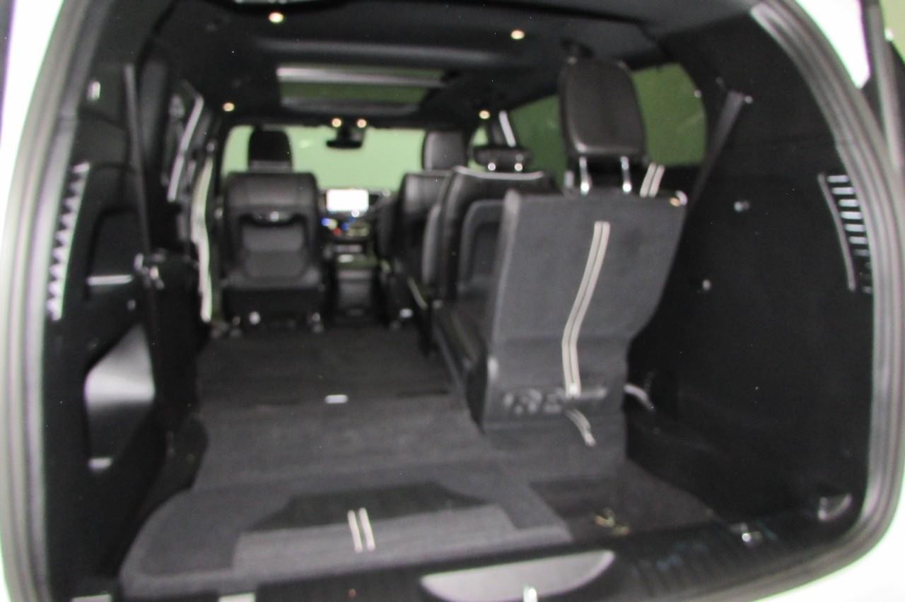 Chrysler Pacifica Vehicle Full-screen Gallery Image 28