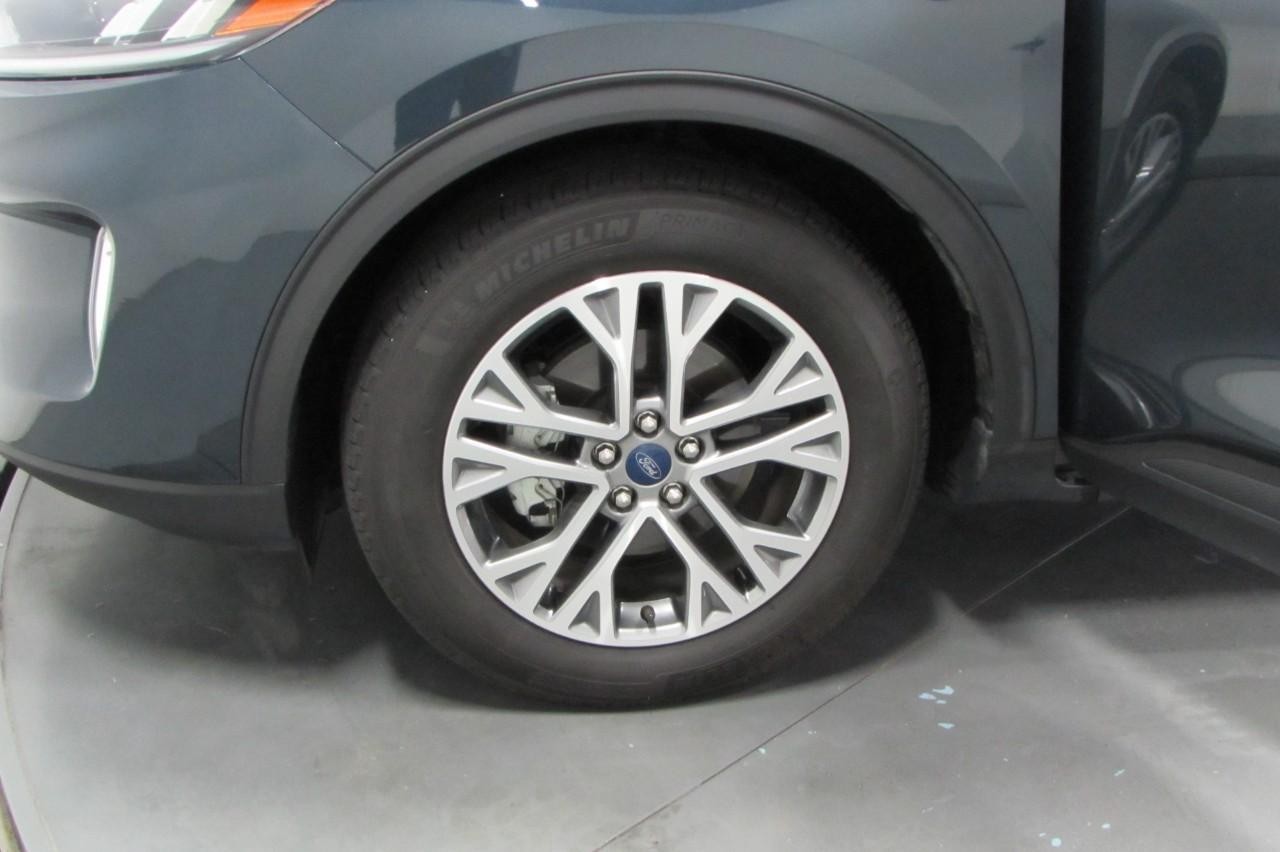 2022 Ford Escape SEL photo 9